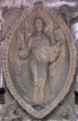 Relieve que representa a Cristo en una mandorla, de la puerta norte