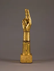 Brazo de relicario, c.1050-1100 (madera y lámina de oro)