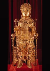 Estatua relicario de Santa Fe, c.980 (oro, plata, madera, piedras preciosas y semipreciosas)