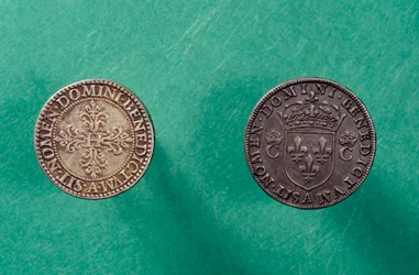 Reverso de monedas: en la parte inferior, moneda de medio franco de plata con la efigie de Enrique III (1551-1589) rey de Francia