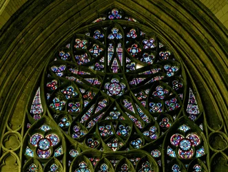 Rosetón con vidrio del siglo XIX después de un diseño medieval