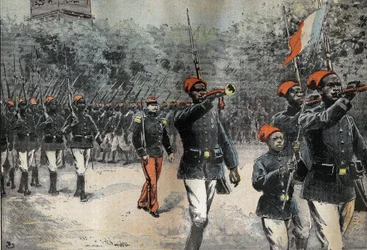 Tiradores senegaleses regresando de la misión de exploración africana del comandante Jean-Baptiste Marchand (1863-1934), comandados por el capitán Mangin (1873-1908) preparándose para la revisión del 14 de julio