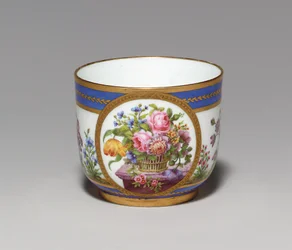 Azucarero Sevres Beau Bleu, marca del pintor para Nicquet, marca del dorador para Vande