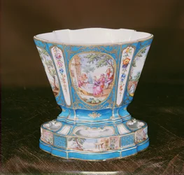 Eventail bleu-celeste jardiniere de Sevres