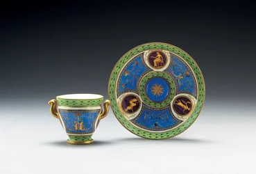 Taza y platillo con asas de Sevres bleu celeste y fondo verde pálido, 1790