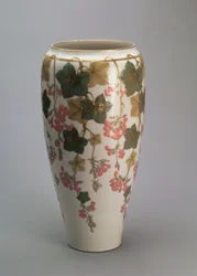 Jarrón de Sèvres, con decoración sobre esmalte