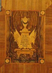 Aparador con diseño de marquetería de emblemas y lemas de la Revolución Francesa