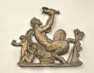 Letrero de un comerciante de vinos mostrando un fauno bebiendo