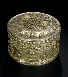 Caja circular de plata dorada con tapa del servicio de tocador Lennoxlove, propiedad de Frances Teresa Stewart, Duquesa de Richmond y Lennox: Francia, París, ensayada entre abril y septiembre de 1672