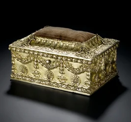 Cofre rectangular de plata dorada con tapa con bisagras y cojín de alfileres, del servicio de tocador Lennoxlove, propiedad de Frances Teresa Stewart, Duquesa de Richmond y Lennox: Francia, París, 1664 - 1665 o 1668 - 1669