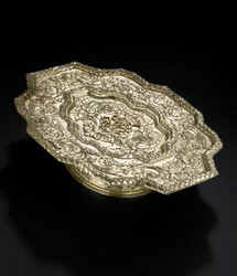 Bandeja de plata dorada de contorno moldeado, del servicio de tocador Lennoxlove, propiedad de Frances Teresa Stewart, Duquesa de Richmond y Lennox: Francés, París, 1666 - 1667
