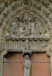 Tímpano del Portal Sur que representa a Cristo Entronizado con una figura de Beau Christ en el parteluz inferior, siglo XII