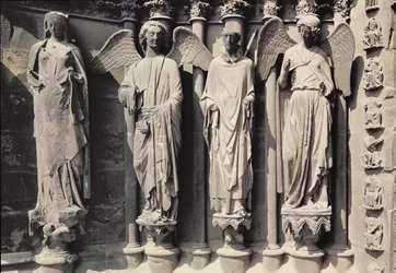 San Nicasio con ángeles, figuras del parteluz del portal oeste