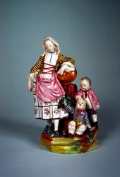 Estatuilla de una joven con sus dos hijos (faience)