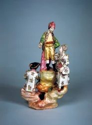 Estatuilla de cuatro personas agrupadas en una rocalla (faience)