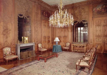 El Gran Salón con trabajos en madera atribuidos a Verbeck y muebles del periodo de Luis XV firmados por D. Delant y F. Folliot, 1730-36