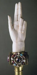 La Mano de la Justicia, del Tesoro de St. Denis (marfil y piedras preciosas)