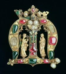 La Joya Hylle, en forma de una inicial lombarda coronada M con figuras de la Anunciación