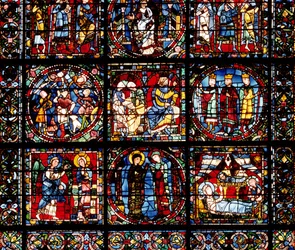 La vidriera de la Encarnación, detalle de la parte inferior que representa la Anunciación, la Visitación, la Natividad, el Anuncio a los pastores y los Reyes Magos ante Herodes