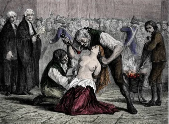 El caso del collar de la reina: El tormento de Madame de la Motte (1756-1791). Después de intentar robar el collar que la reina rechazó, fue condenada a ser flagelada, marcada con hierro y encerrada en la Salpetriere