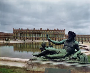 El Ródano, fuente de Jean-Baptiste Tuby (1630-1700) con el castillo al fondo