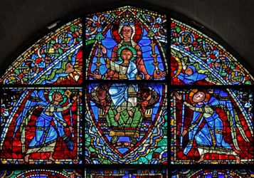 La Virgen María entronizada y el niño Cristo con dos ángeles