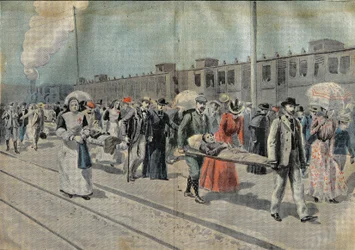 La llegada de un tren de enfermos a la estación de Lourdes, donde las camillas los transportan directamente a la cueva milagrosa y las Damas de la Asociación Notre-Dame de Salvation y las Pequeñas Hermanas de la Asunción los cuidan con devoción
