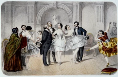 El vestíbulo de la Ópera (Ópera Garnier de París). Una bailarina con tutú charla con caballeros que han venido a saludarla o da unos pasos de baile. Grabado