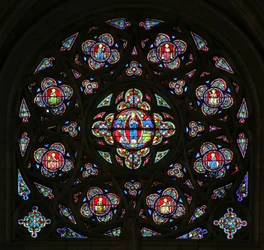 La ventana rosa sur con la Asunción de la Virgen María (vidrio moderno; piedra del siglo XV y XX)