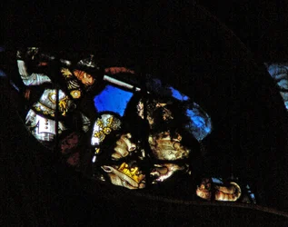 La ventana rosa oeste que representa una escena del Libro de Apocalipsis: Guerra en el cielo; San Miguel vence al dragón (12:7-8)
