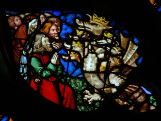 La ventana rosa oeste que representa una escena del Libro de Apocalipsis: adoración del dragón (13:4)