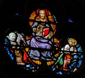 La ventana rosa oeste que representa una escena del Libro del Apocalipsis: Cristo con las cuatro Bestias Sagradas - símbolos de los Evangelistas