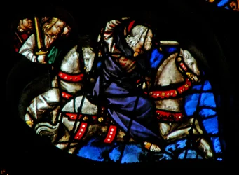 La ventana rosa oeste que representa una escena del Libro del Apocalipsis: fiel y verdadero, el rey de reyes en un caballo blanco, con dos guerreros detrás (19:11-16)