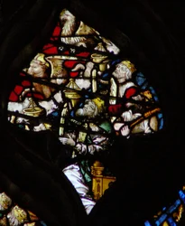 La ventana rosa oeste que representa una escena del Libro de Apocalipsis: más ancianos, el toro de San Lucas y el águila de San Juan (5:5)
