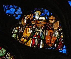 La ventana rosa oeste que representa una escena del Libro del Apocalipsis: Nueva Jerusalén, coloreada de oro fino, un ángel en cada puerta, con todo tipo de piedras en las paredes y el cordero en el trono en su medio