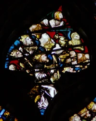 La ventana rosa oeste que representa una escena del Libro de Apocalipsis: Veinticuatro ancianos junto con el ángel de San Mateo y el león de San Marcos (4:10)