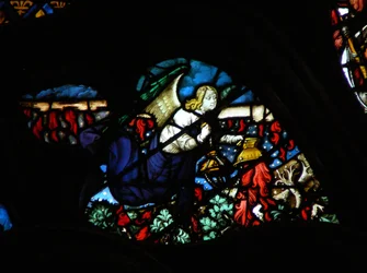 La ventana rosa oeste que representa una escena del Libro de Apocalipsis: un ángel tomando el fuego del altar y lanzándolo sobre la tierra (8:5)