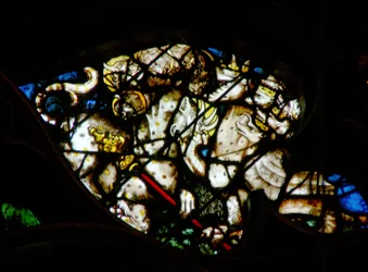 La ventana rosa oeste que representa una escena del Libro de Apocalipsis: el dragón da poder y autoridad a la bestia (13:2-3)