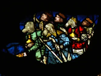 La ventana rosa oeste que representa una escena del Libro del Apocalipsis: ancianos, con arpas y frascos de perfume, se postran (5:8-10)
