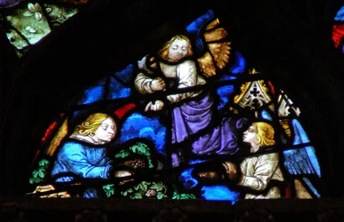 La ventana rosa oeste que representa una escena del Libro de Apocalipsis: recolección de las uvas con la hoz (14:17-18)