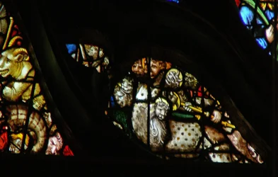 La ventana rosa oeste que representa una escena del Libro del Apocalipsis: reyes de la tierra haciendo guerra contra la bestia (19:19-20)