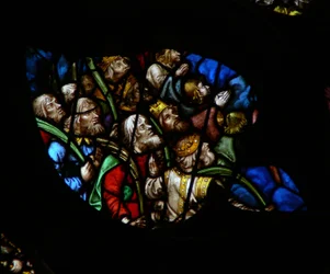 La ventana rosa oeste representando una escena del Libro de Apocalipsis: Multitud ante el trono de Dios, en túnicas blancas llevando palmas (7:9-12)