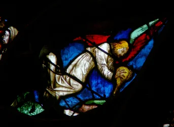 La ventana rosa oeste que representa una escena del Libro de Apocalipsis: el sexto ángel derrama su copa sobre el Éufrates (16:12)