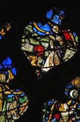 La ventana rosa oeste que representa una escena del Libro de Apocalipsis: tercera trompeta; la estrella Ajenjo cayendo sobre las aguas (8:10-11)