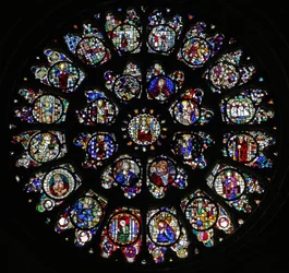 La ventana de rosetón oeste con paneles fragmentarios del siglo XV y XVI que representan principalmente a santos