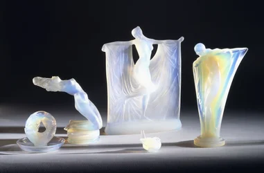Tres Objetos de Vidrio Opalescente por Lalique