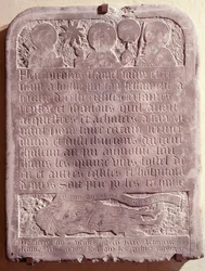 Lápida de Nicolas Flamel, originaria de la iglesia de Saint-Jacques-de-la-Boucherie, 1418