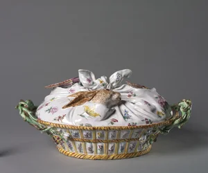 Sopera en forma de cesta de caza, manufactura de la Fábrica de Sceaux, c.1755