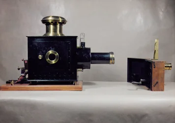Vista de uno de los primeros proyectores de cine, fabricado por August (1862-1954) y Louis Lumiere (1864-1948)