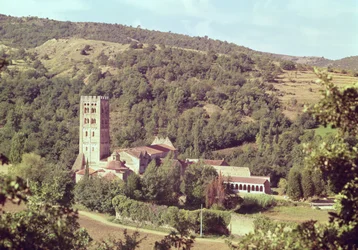 Vista de la Abadía y la torre de la iglesia